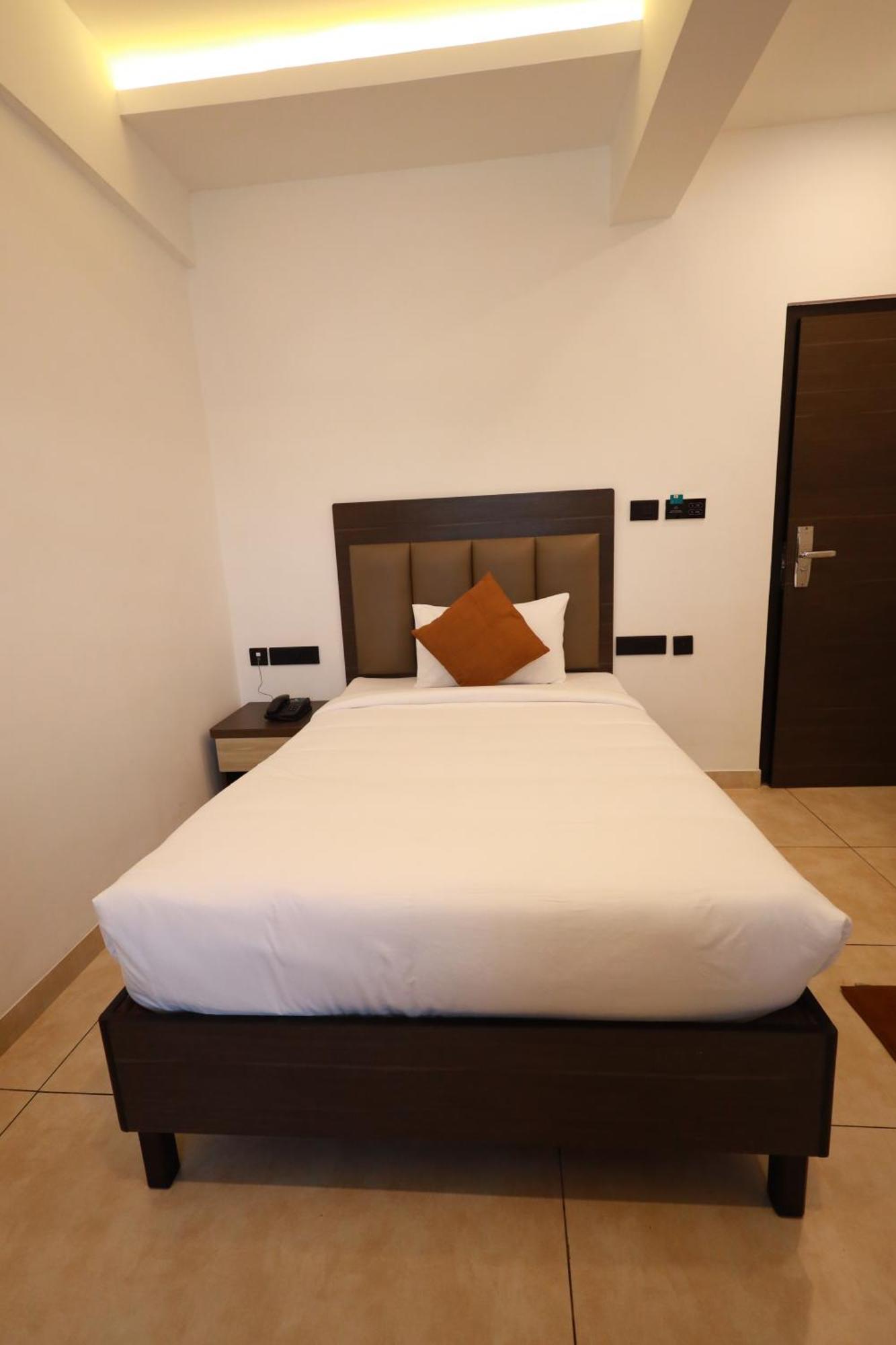 Goodland Elegance Hotel Thiruvananthapuram Ngoại thất bức ảnh