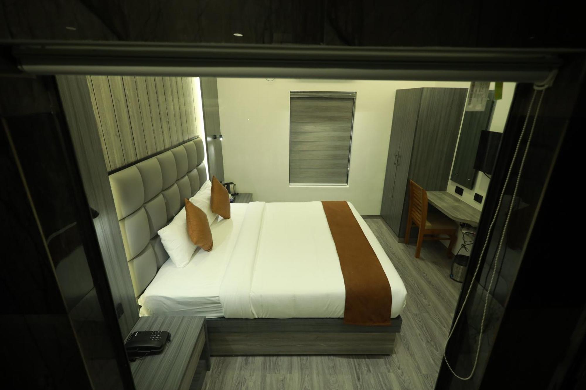 Goodland Elegance Hotel Thiruvananthapuram Ngoại thất bức ảnh